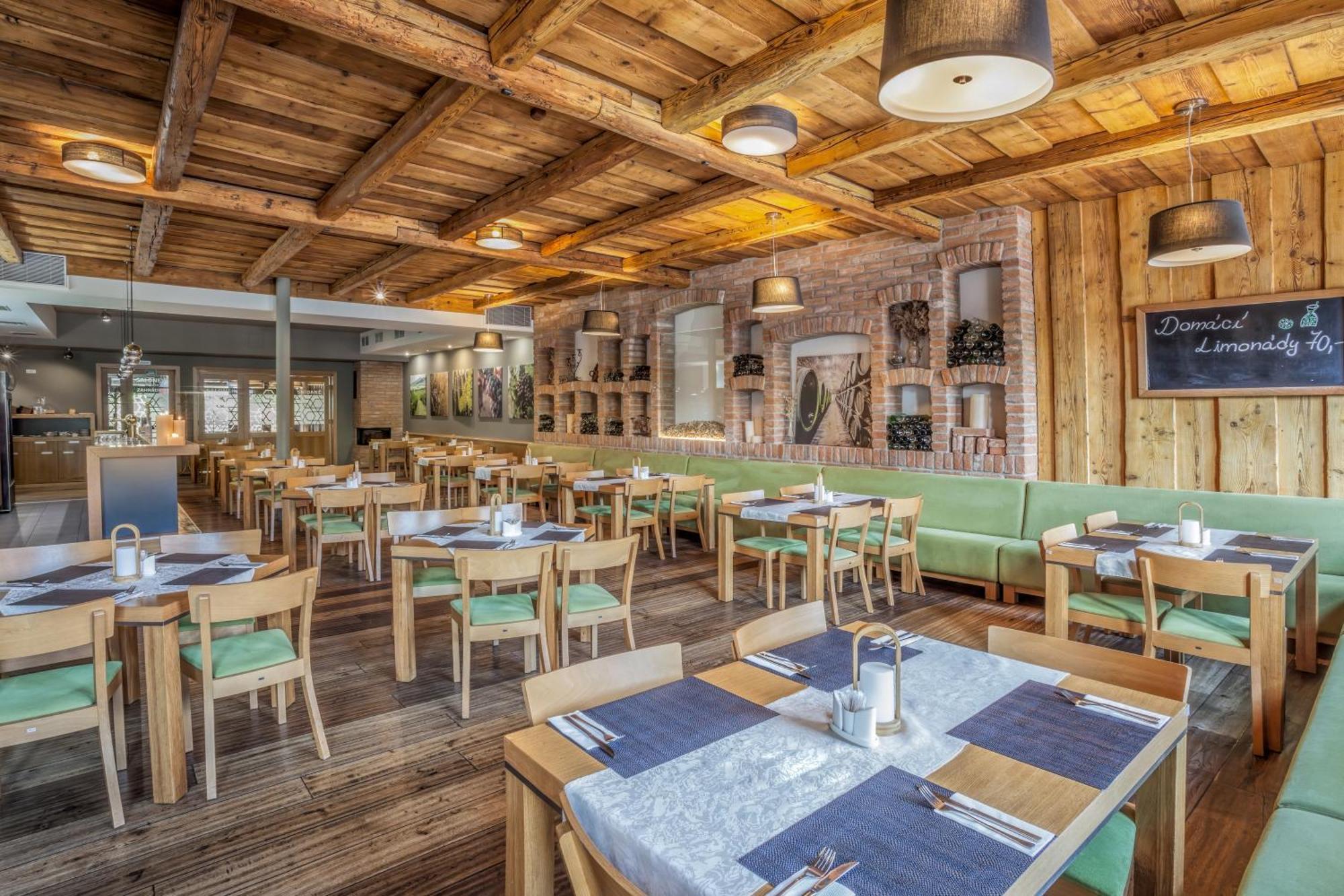 Hotel Lidovy Dum Bzenec Kültér fotó