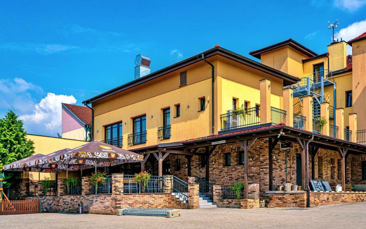 Hotel Lidovy Dum Bzenec Kültér fotó